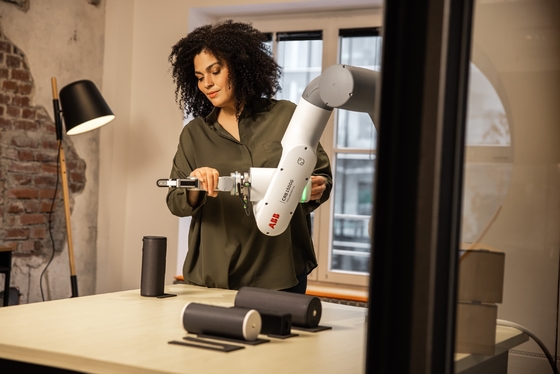 ABB GoFa CRB15000 Cobot ที่ยืดหยุ่นและใหม่พร้อมกริปเปอร์หุ่นยนต์ Onrobot RG6