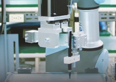 หุ่นยนต์เชื่อมประสาน UR สำหรับระยะแขน 850 มม. พร้อม Robotiq Robot Gripper