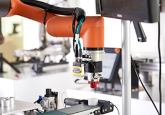 Hanwha 6 Axis Cobot Palletizer HCR-12 แขนหุ่นยนต์ทำงานร่วมกันพร้อมระบบการมองเห็น Onrobot Gripper
