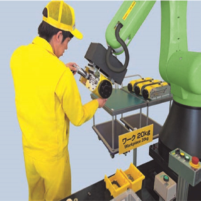 แขนหุ่นยนต์จีน Fanuc CR-4iA 6 แกนพร้อมมือจับ Onrobot 2 นิ้วและแพลตฟอร์มการจัดการวัสดุ