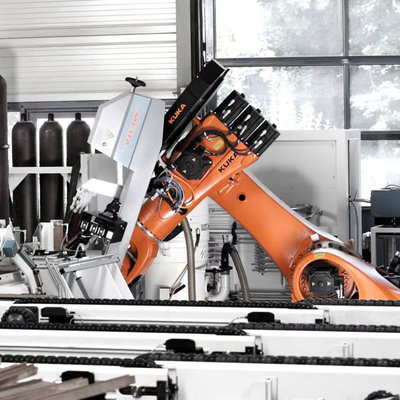 KUKA อุตสาหกรรมหุ่นยนต์แขน KR 470-2 PA หุ่นยนต์ palletizing กับ CNGBS guide rail สําหรับโรงงานเป็นเครื่อง pallet