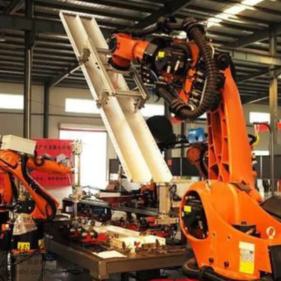 KUKA KR 210 R2700 หุ่นยนต์อุตสาหกรรม Pick And Place พร้อม CNGBS การนําเส้นสําหรับการประกอบเครื่องยนต์
