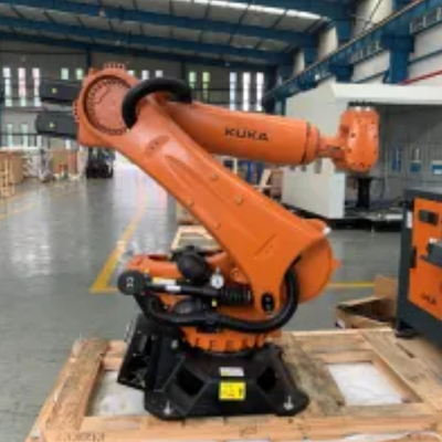 KUKA KR 210 R2700 หุ่นยนต์อุตสาหกรรม Pick And Place พร้อม CNGBS การนําเส้นสําหรับการประกอบเครื่องยนต์