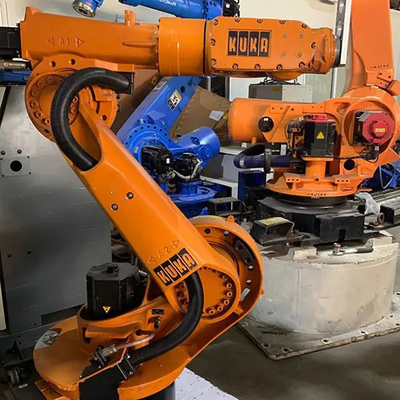 KUKA KR 210 R2700 หุ่นยนต์อุตสาหกรรม Pick And Place พร้อม CNGBS การนําเส้นสําหรับการประกอบเครื่องยนต์