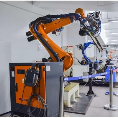 โรบอต Kuka KR 70 R2100 พร้อมสถานีทําความสะอาดปืน CNGBS สําหรับอัตโนมัติการปั่นด้วยแขนหุ่นยนต์ 6 แกน