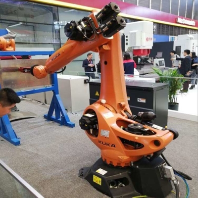 โรบอต Kuka KR 70 R2100 พร้อมสถานีทําความสะอาดปืน CNGBS สําหรับอัตโนมัติการปั่นด้วยแขนหุ่นยนต์ 6 แกน