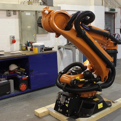 โรบอต KUKA KR 120 R3200 PA พร้อมภาระประโยชน์ 120KG และ 3195MM Reach Of Palletizing โรบอตสําหรับการปาเลต