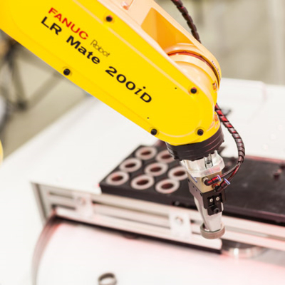 FANUC LR Mate 200iD 6 Axis Industrial Robot Arm With CNGBS Gripper สําหรับการประกอบเครื่อง