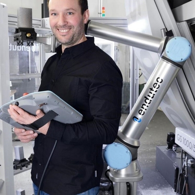 แขนหุ่นยนต์ร่วมมือ UR 10e Of 6 Aixs Cobot พร้อมภาระ 10KG พร้อมฝาหุ่นยนต์สําหรับการปั่น