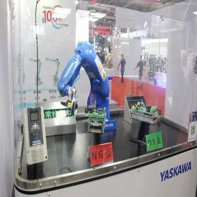 แขนหุ่นยนต์อุตสาหกรรมขนาดเล็ก Motoman GP7 Controller YRC1000 สำหรับหุ่นยนต์บรรจุภัณฑ์