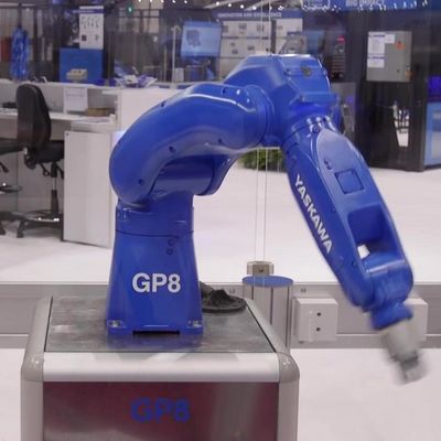 หุ่นยนต์อุตสาหกรรมประกอบเครื่องยนต์ความเร็วสูง GP8 พร้อมแขนหุ่นยนต์น้ำหนักบรรทุก 8KG เป็นเครื่องเลือกและวาง