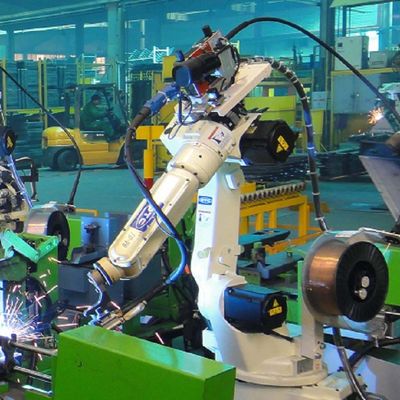 หุ่นยนต์เชื่อมอัตโนมัติของหุ่นยนต์เชื่อม FD-V8L พร้อม DM350 ARC Welders เป็นเครื่องเชื่อม Mig