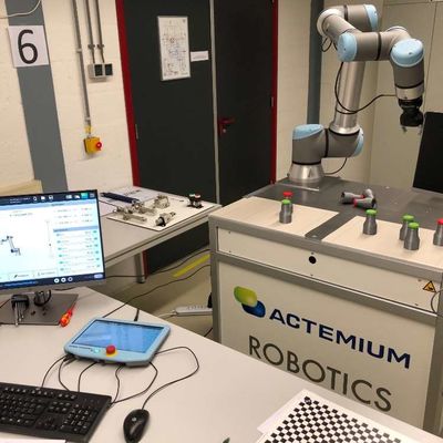 UR Robot UR10e 6 Axis แขนหุ่นยนต์สําหรับเต้นรําและอัตโนมัติ การจัดการเป็นหุ่นยนต์ร่วมมือ