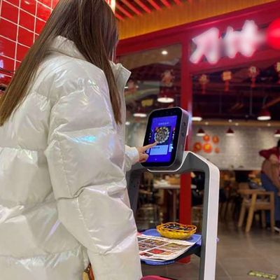 บริกรหุ่นยนต์ส่งอาหารพร้อมหุ่นยนต์บริการปัญญาประดิษฐ์ AI