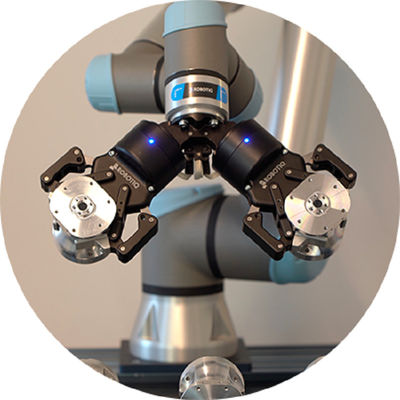 Adaptive Gripper Robotiq 2F-140 ทำงานสำหรับการป้อนเครื่องจักรและการประกอบเครื่องยนต์โดยใช้ Cobot เป็นมือจับ