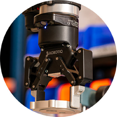 Adaptive Gripper Robotiq 2F-140 ทำงานสำหรับการป้อนเครื่องจักรและการประกอบเครื่องยนต์โดยใช้ Cobot เป็นมือจับ