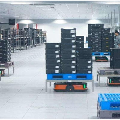 AGV หุ่นยนต์ Q3-600C ภาระประโยชน์ 600kg กับ CNGBS หุ่นยนต์ Cobot Arm สําหรับโครงการอัตโนมัติเป็น AGV